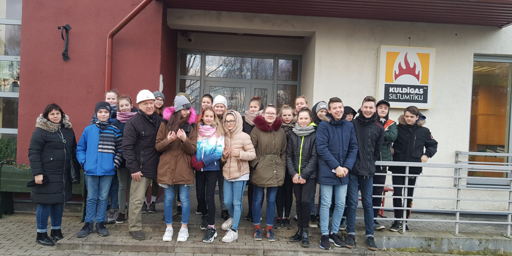Skolēni iepazīst uzņēmumu